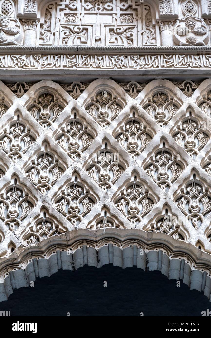 Verzierte Stuckarbeiten an den Wänden des Patio de las Munecas im Königlichen Alcázar von Sevilla, Andalusien, Spanien Stockfoto