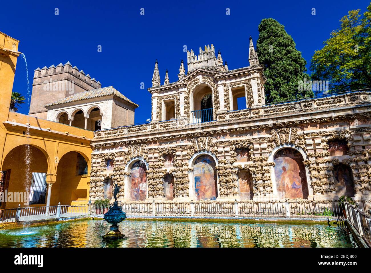 Brunnen und Außenansicht des Galería del Grutesco (Galerie Grotte), Royal Alcázar von Sevilla, Spanien Stockfoto