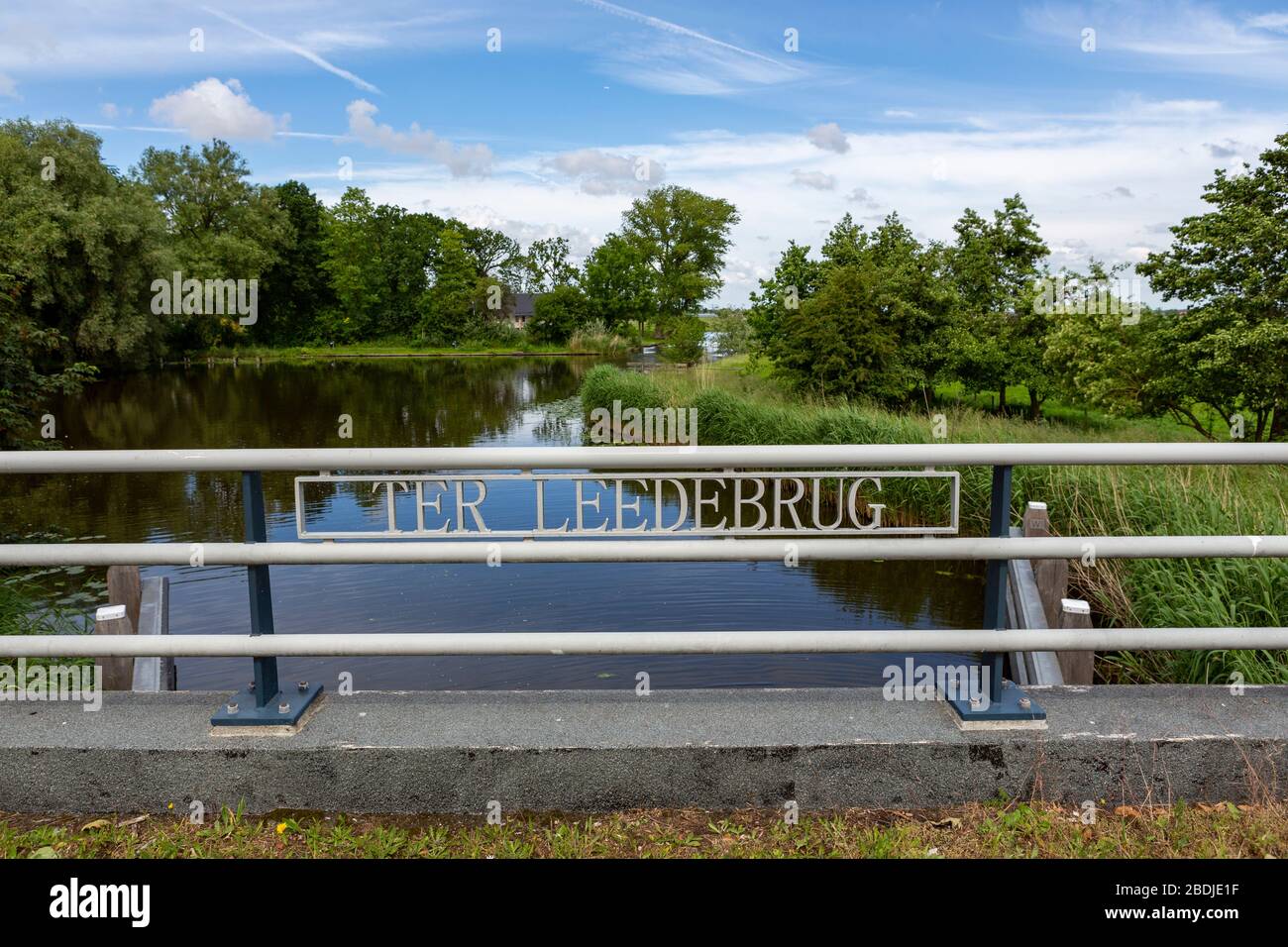 Der Ter Leedebrug am van pallandtlaan (N208) im Dorf Sassenheim. Blick auf den alten Swimmingpool. Niederlande. Stockfoto