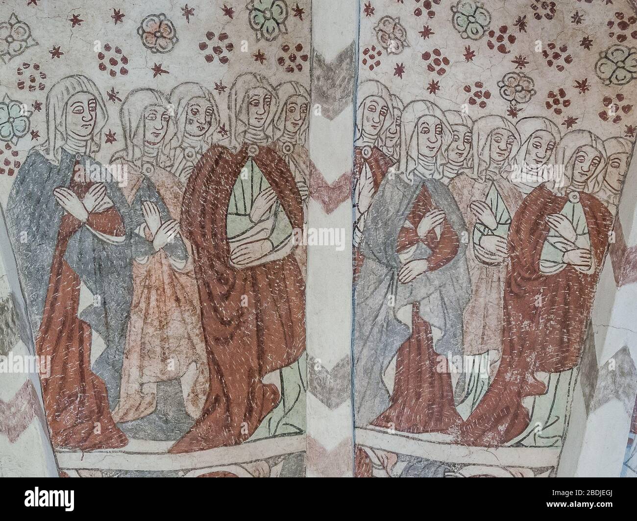 Frauen in mittelalterlichen Kostümen nach der Jungfrau Maria zu ihrer Reinigung, ein 500 Jahre altes gotisches Fresko in der Kirche N. stro, Schweden, 9. Oktober 2009 Stockfoto Frauen in mittelalterlichen Kostümen nach der Jungfrau Maria zu ihrer Reinigung, ein 500 Jahre altes gotisches Fresko in der Kirche N. stro, Schweden, 9. Oktober 2009 Stockfoto