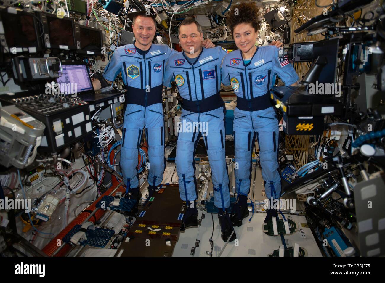 ISS - 29. März 2020 - NASA-Flugingenieure Andrew Morgan und Jessica Meir Flanken-Expedition 62 Kommandant Oleg Skripochka von Roskosmos für ein Porträt i Stockfoto