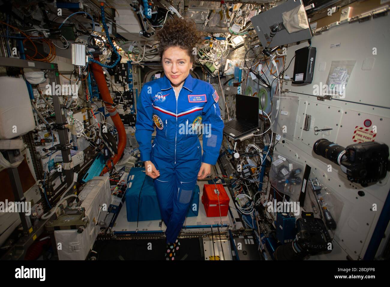 ISS - 29. März 2020 - NASA-Astronautin und Expedition 62 Flugingenieurin Jessica Meir posiert für ein Porträt im schwerelosen Umfeld des Internats Stockfoto