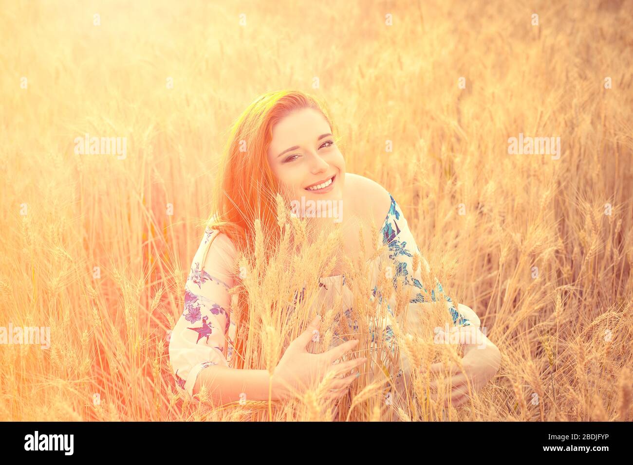 Schöne junge Frau, die vor dem Blick auf die Kamera liegt. Beauty Romantic Girl Im Freien. Teenager-Mädchen in weiß-blauem Kleid in Sonnenschein, das w hält Stockfoto