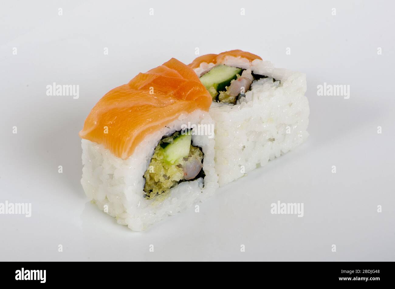 Makibrot mit Lachs und Gurken Stockfoto