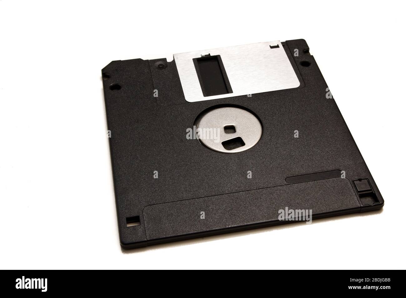 Diskette mit alter Computertechnologie auf weißem Hintergrund isoliert Stockfoto