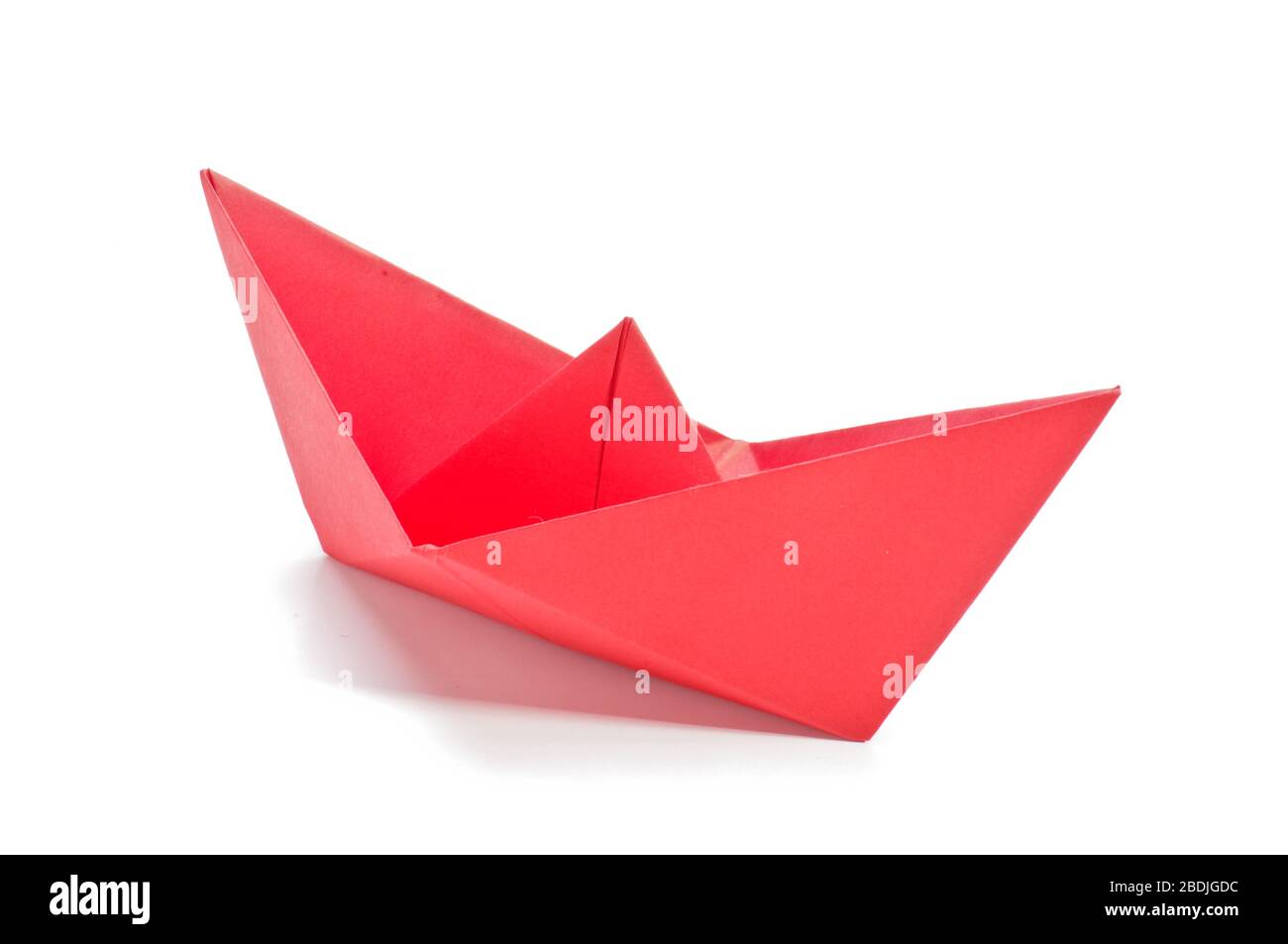 Rote Origami-Schiffsseite auf dem weißen Hintergrund isoliert Stockfoto