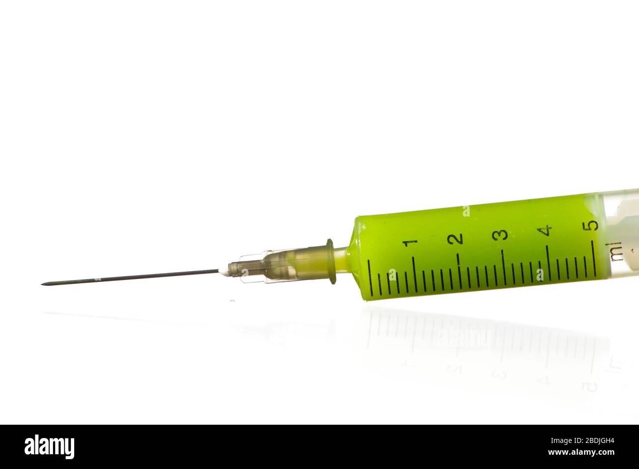 Grüne Medizin in der Spritze Nahaufnahme über weißem Hintergrund Stockfoto