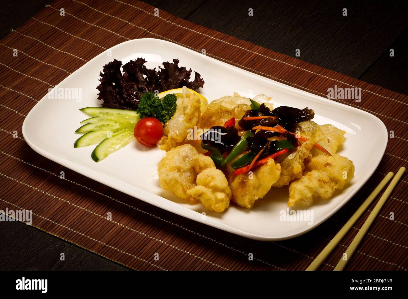 Chinesische Küche. Auf dem Teller wird ein heißer Hühnereintopf serviert Stockfoto