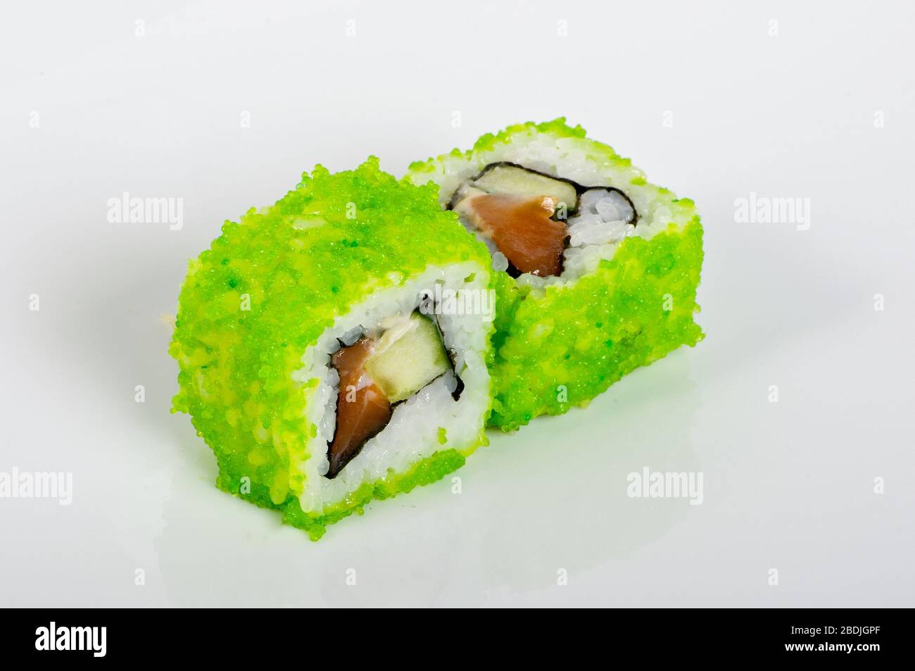 Grüne Caviar Sushi-Brötchen. Japanische Küche Stockfoto