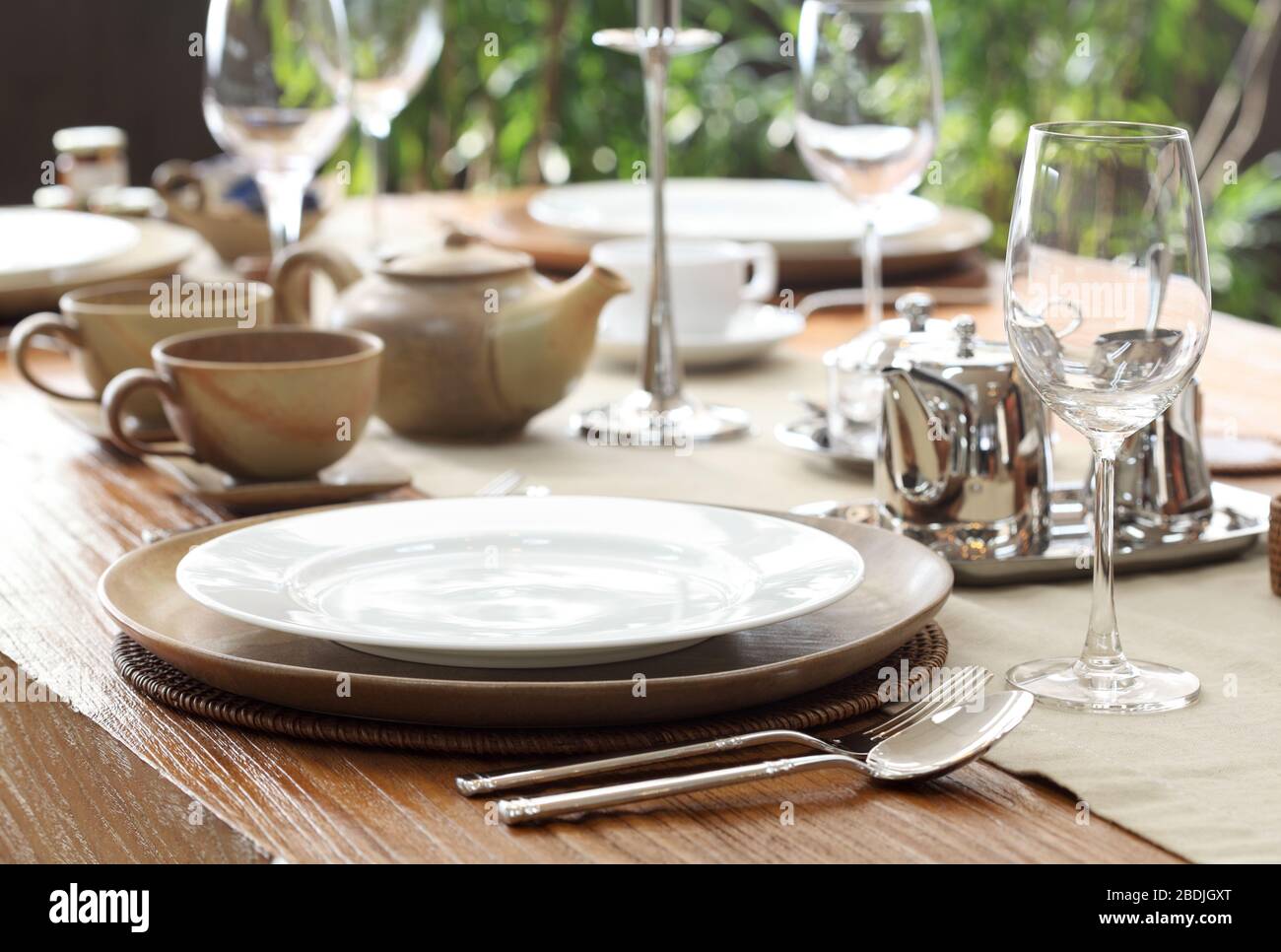 Ethnische Outdoor-Tisch auf massivem Teakholz Tisch Stockfoto