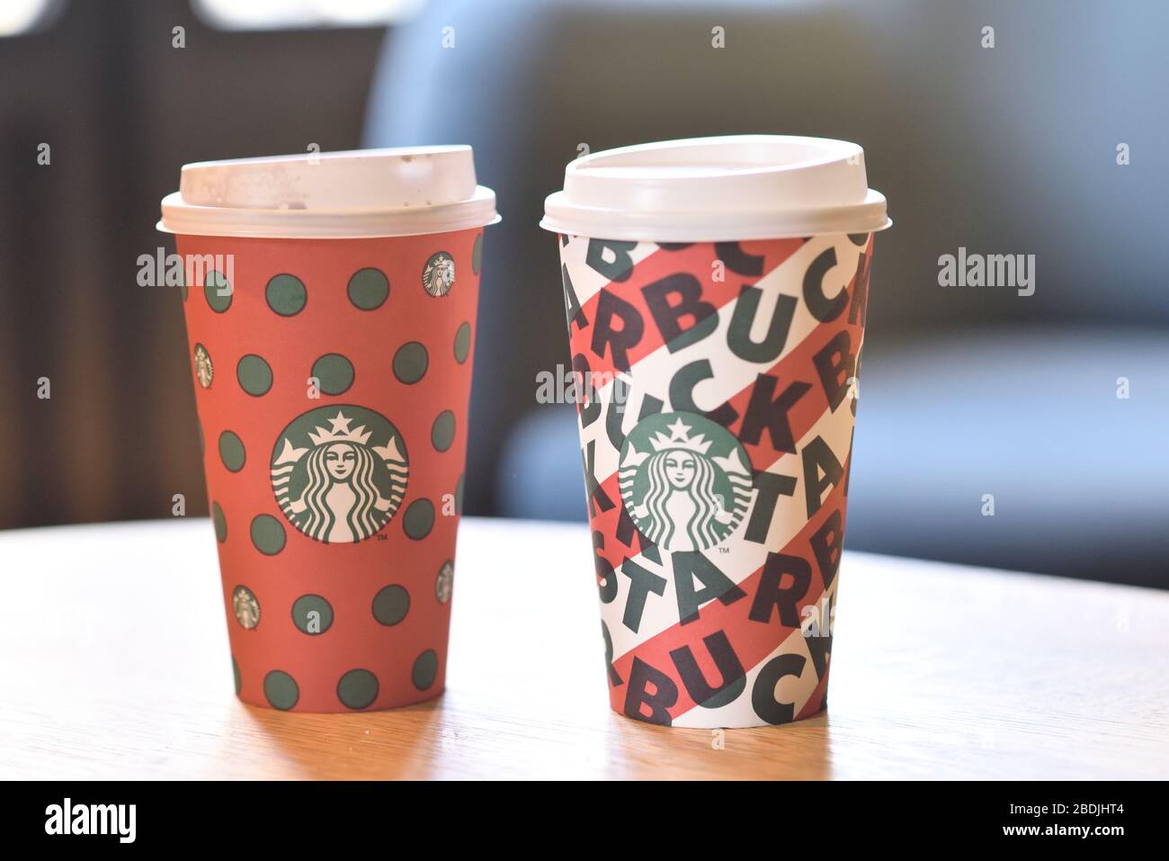 Bangkok, Thailand - Dezember 3, 2019: Starbucks Kaffee in Tassen nehmen Stockfoto