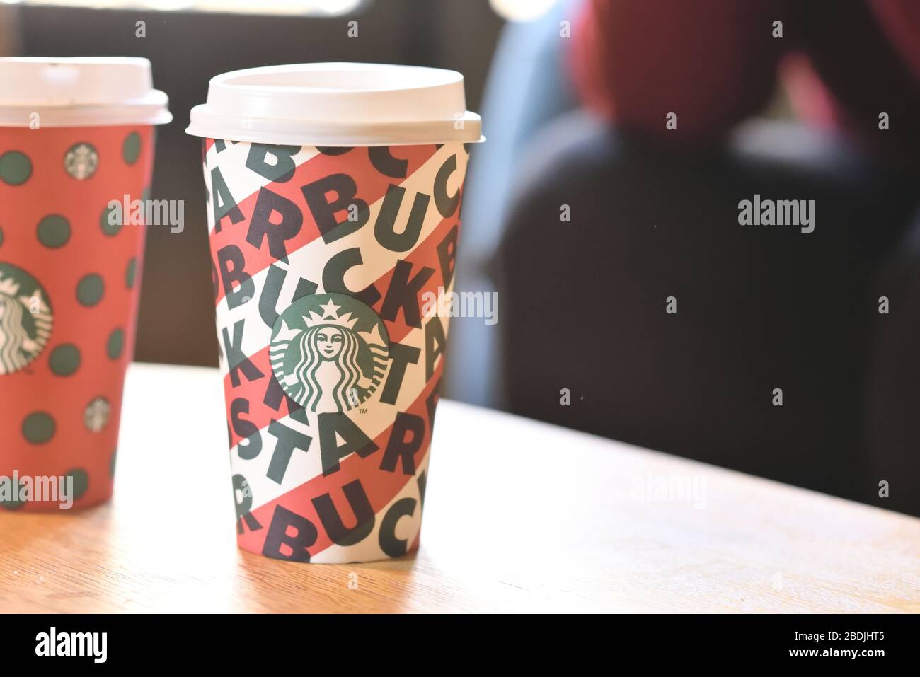 Bangkok, Thailand - Dezember 3, 2019: Starbucks Kaffee in Tassen nehmen Stockfoto
