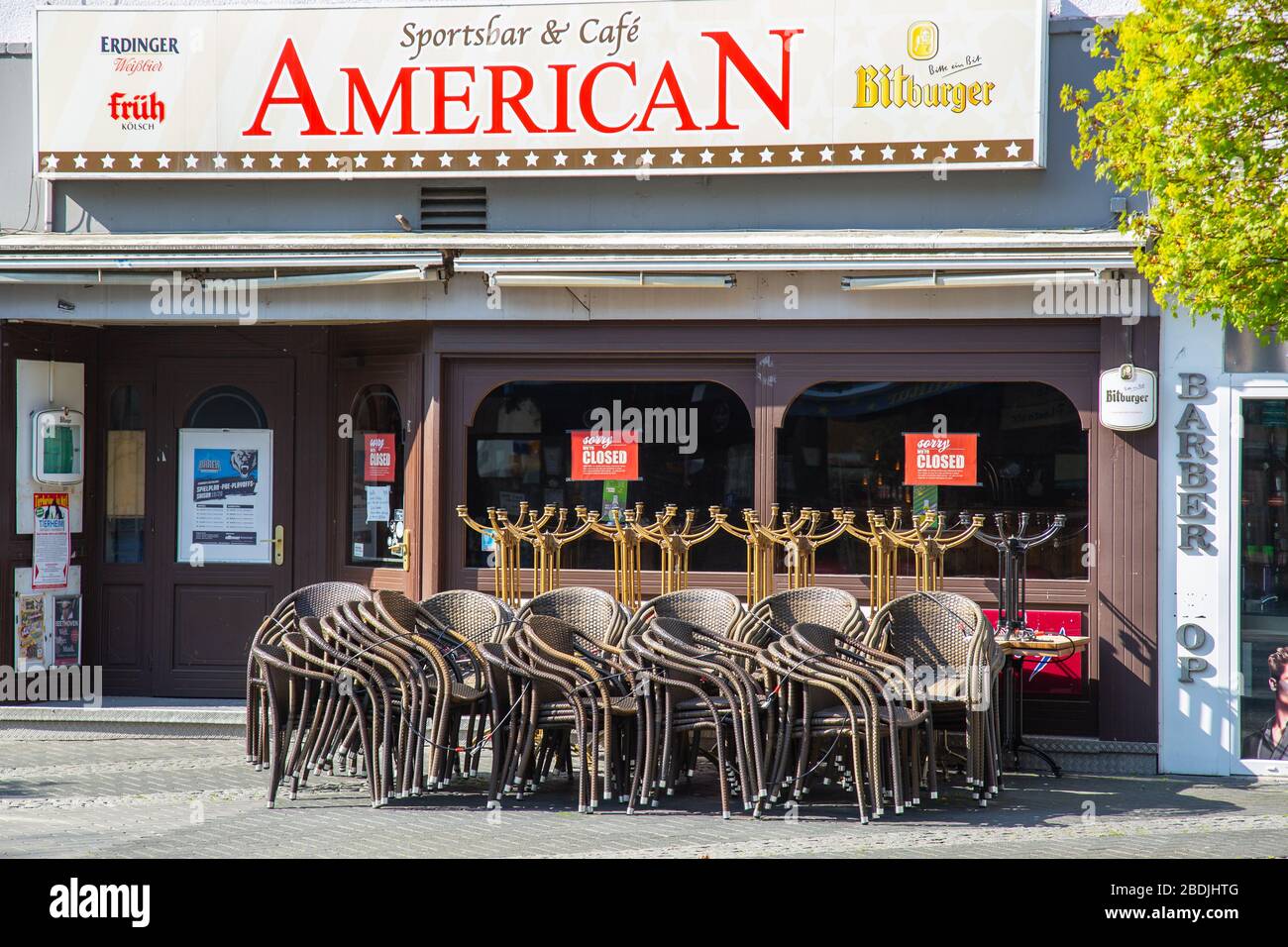 Neuwied, Deutschland - 3. April 2020: Geschlossener Pub "American" mit gestapelten Stühlen und Tischen vor der Corona-Pandemie Stockfoto