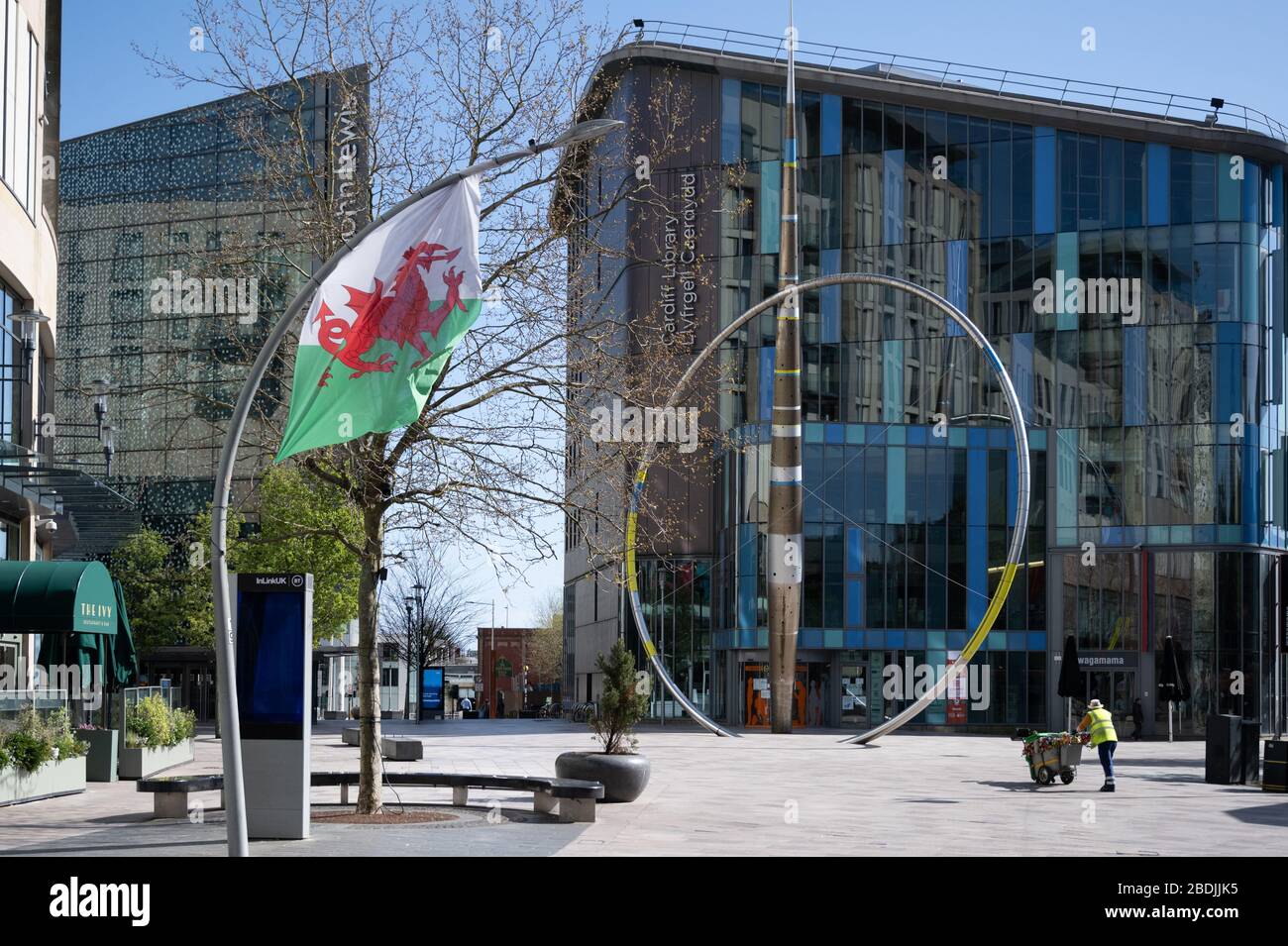 Allgemeiner Blick auf die Zentralbibliothek von Hayes und Cardiff während des Coronavirus Sperrens in Cardiff, Wales, Großbritannien Stockfoto