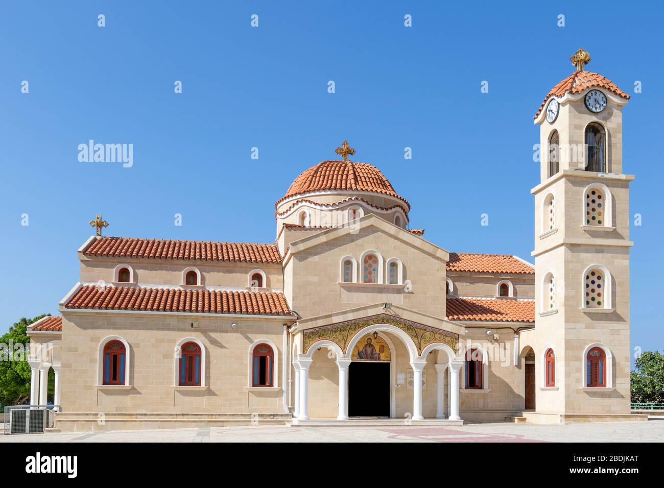 Agios Raphael Kirche in Cyprusfotografiert tagsüber mit blauem Himmel über und im Hintergrund Stockfoto
