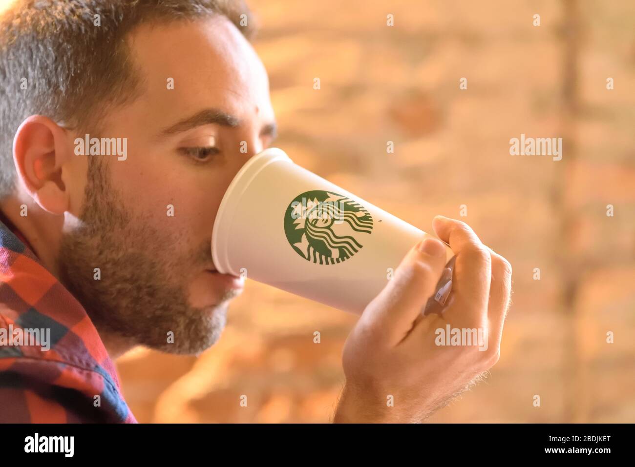 Warschau - 08.April: Ein unbekannter Mann eine Tasse trinken von Starbucks Cafe in Warschau am 08. 2019 in Polen. Stockfoto