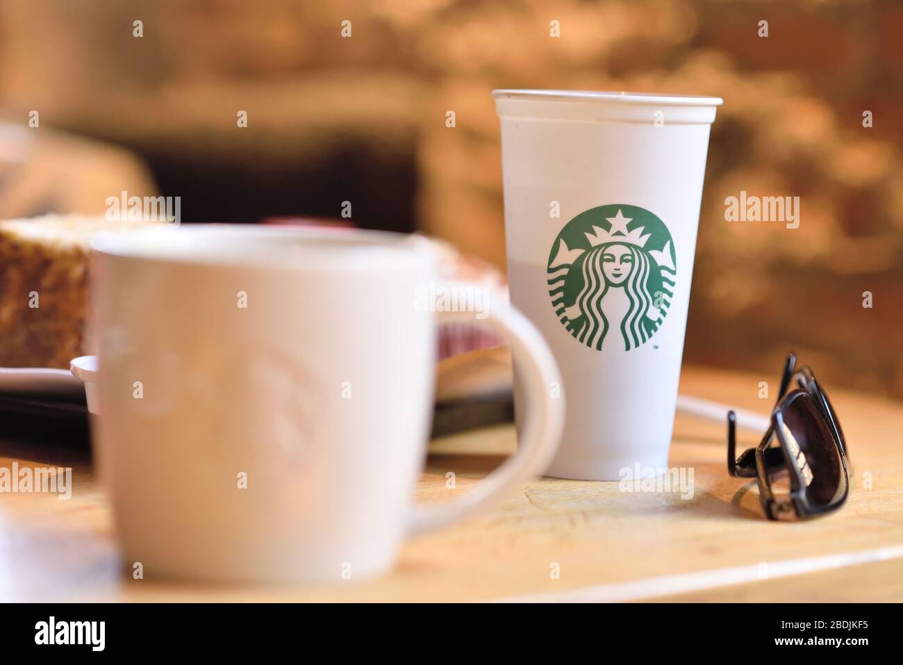 Bangkok, Thailand - Dezember 3, 2019: Starbucks Kaffee in Tassen nehmen auf hölzernen Tisch Stockfoto