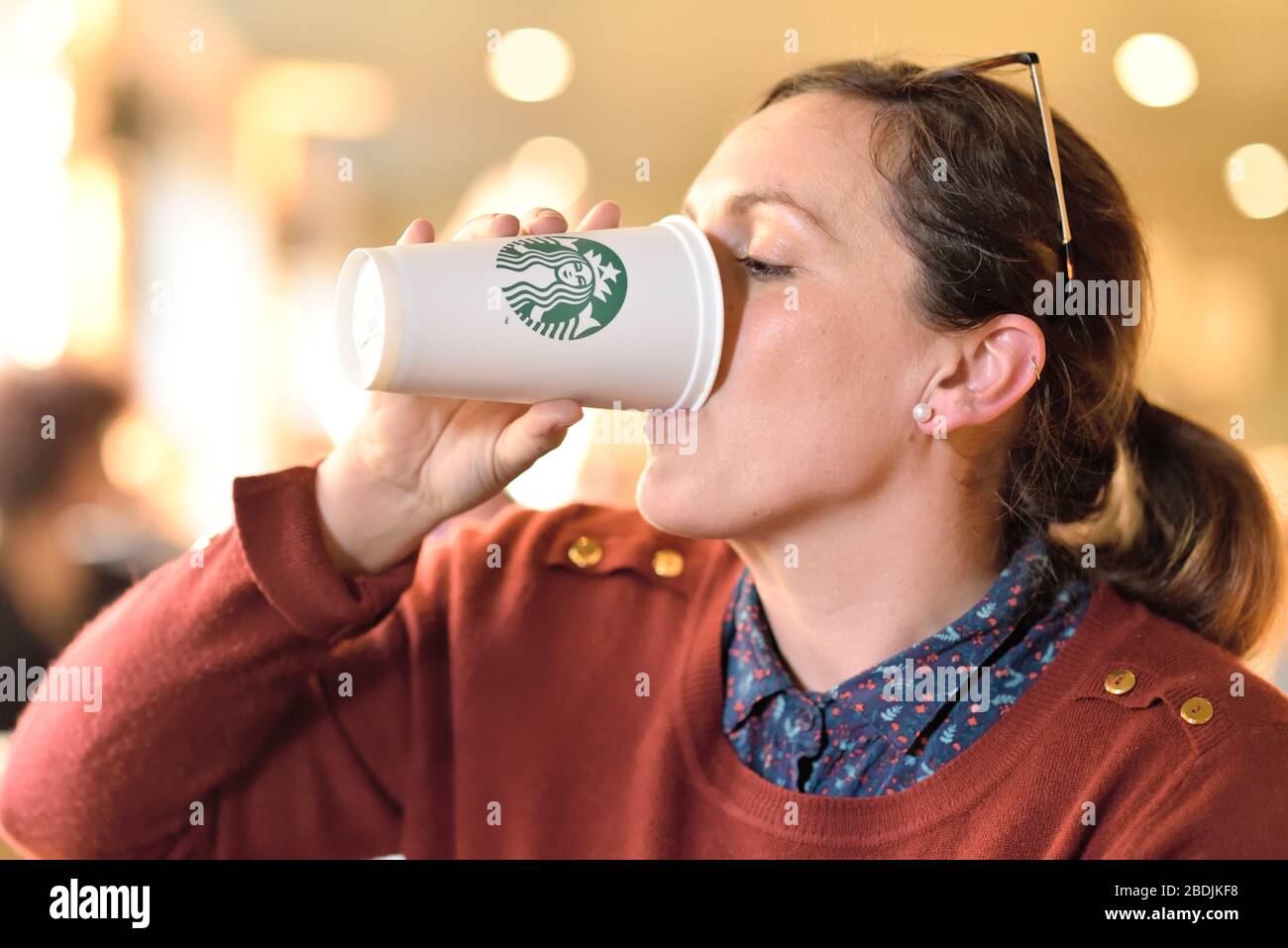 Warschau - 08.April: Ein unbekannter Mann eine Tasse trinken von Starbucks Cafe in Warschau am 08. 2019 in Polen. Stockfoto