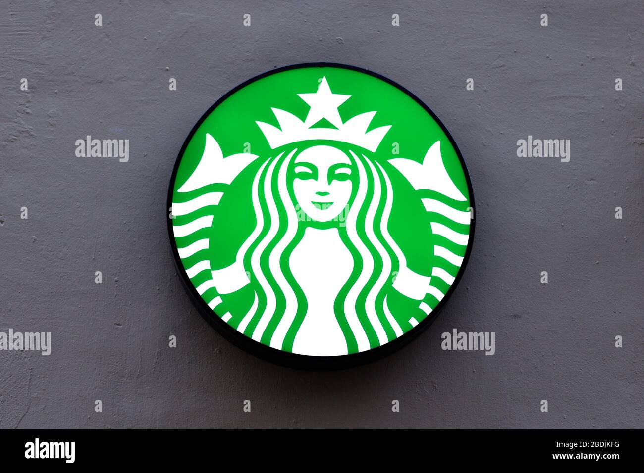 LONG BEACH, CA/USA, 19. MÄRZ 2019: Starbucks außen Logo. Starbucks ist eine Kette von Coffee Shops in den USA und anderen Nationen. Stockfoto