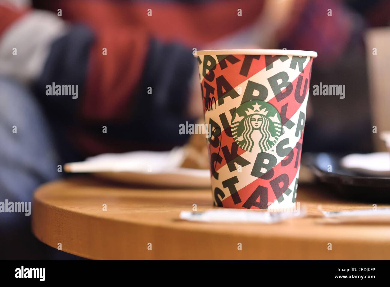 Bangkok, Thailand - Dezember 3, 2019: Starbucks Kaffee in Tassen nehmen auf hölzernen Tisch Stockfoto