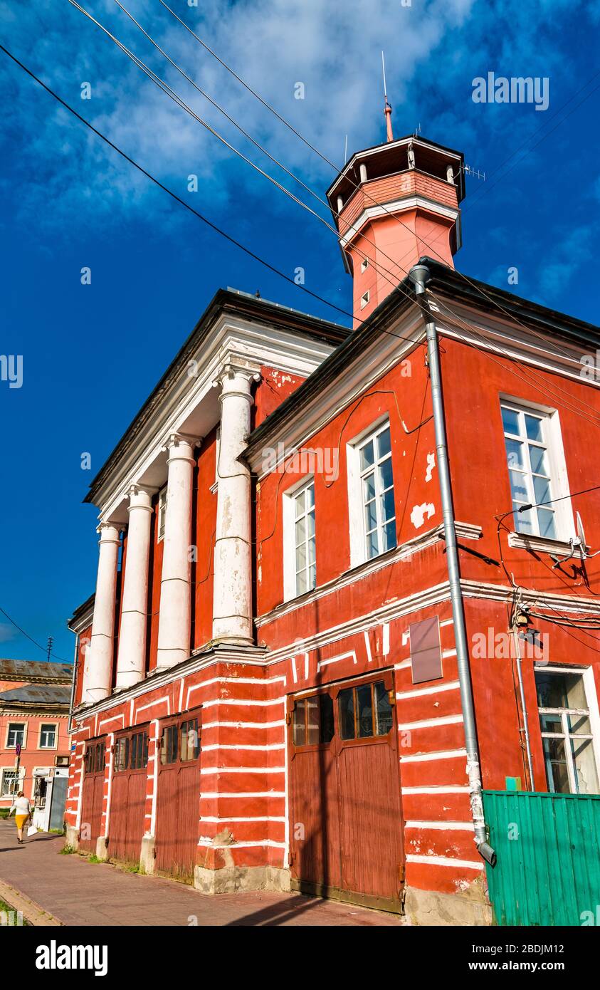 Historische Feuerwache mit Wachturm in Uglich, Russland Stockfoto