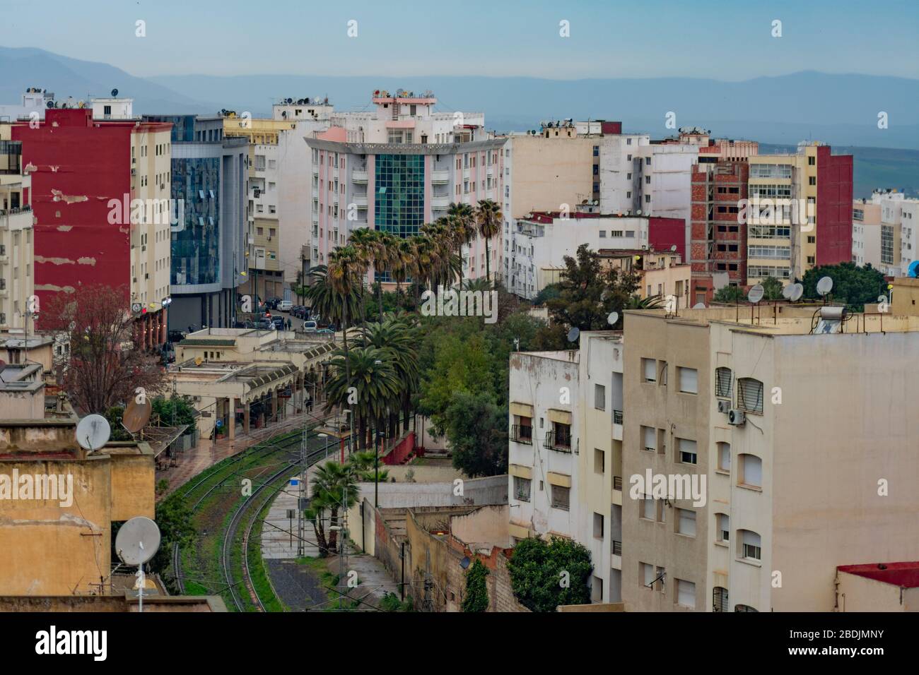 Meknes Morocco Building und Skyscraper Szene über Eisenbahnstrecken Stockfoto