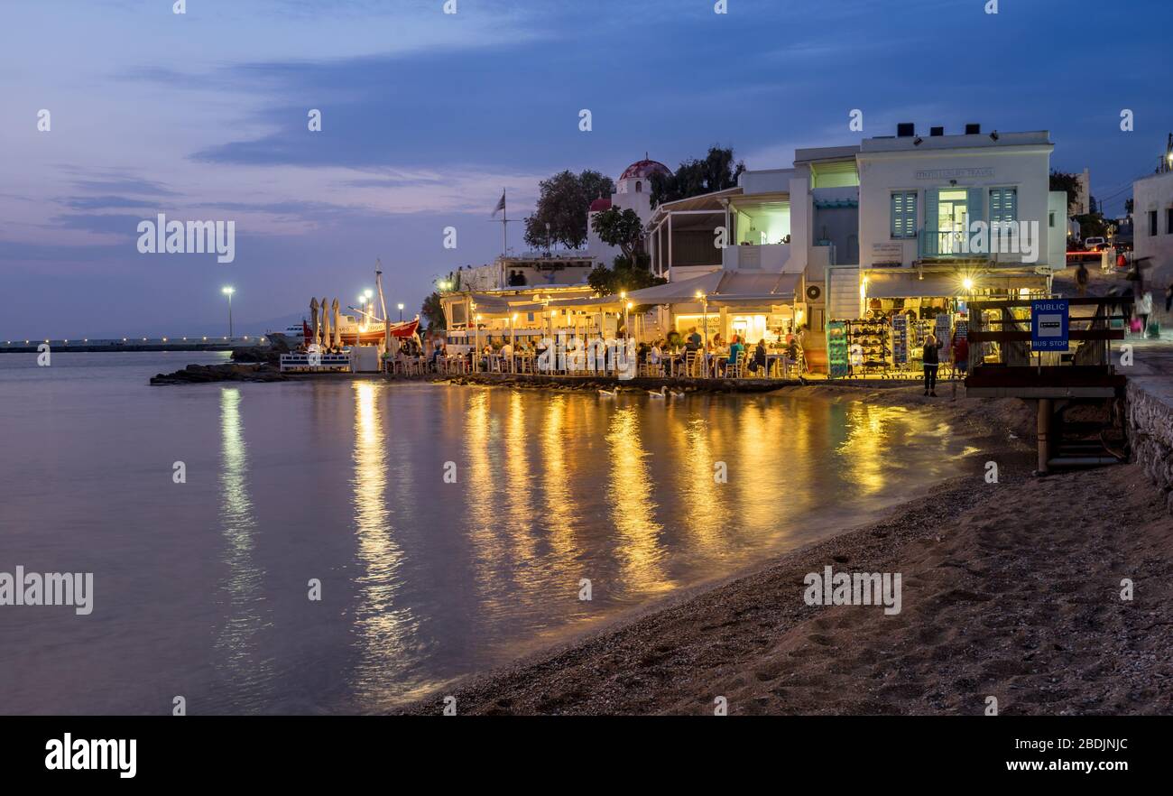 MYKONOS, GRIECHENLAND - 16. Oktober 2019: Stadt Mykonos vom alten Hafen aus gesehen am Abend Stockfoto