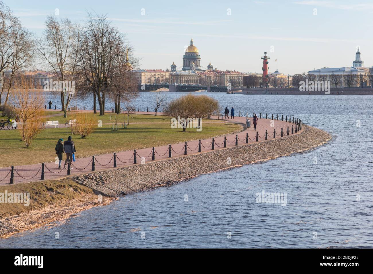 Riverside von Sankt Petersburg, Russland: Der Park auf der Insel Zayachy und der Fluss Neva mit der Kathedrale von St. Isaac und einer Rosensäule am Horizont Stockfoto