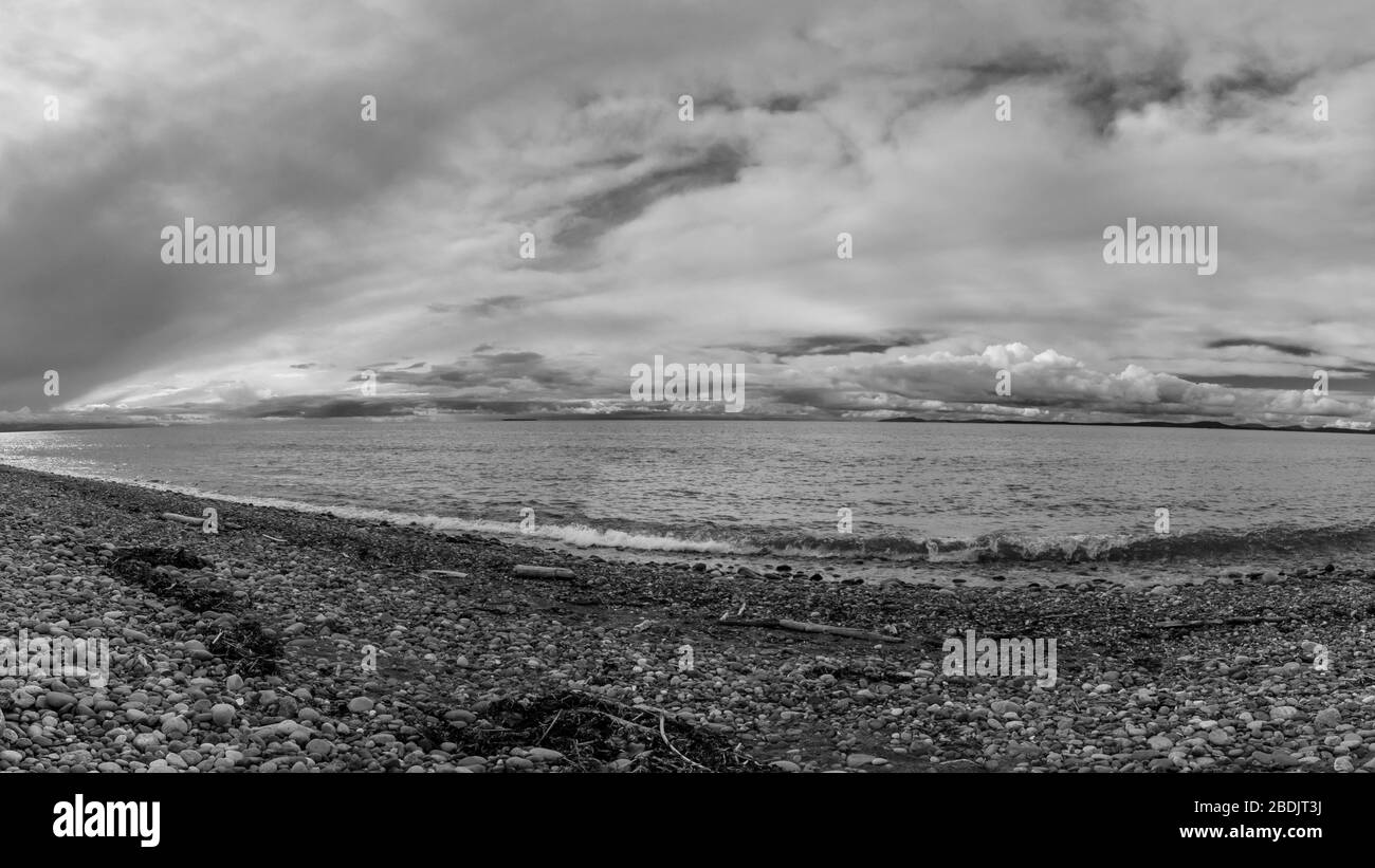 Whidbey Island Strand mit dramatischen Wolken Stockfoto