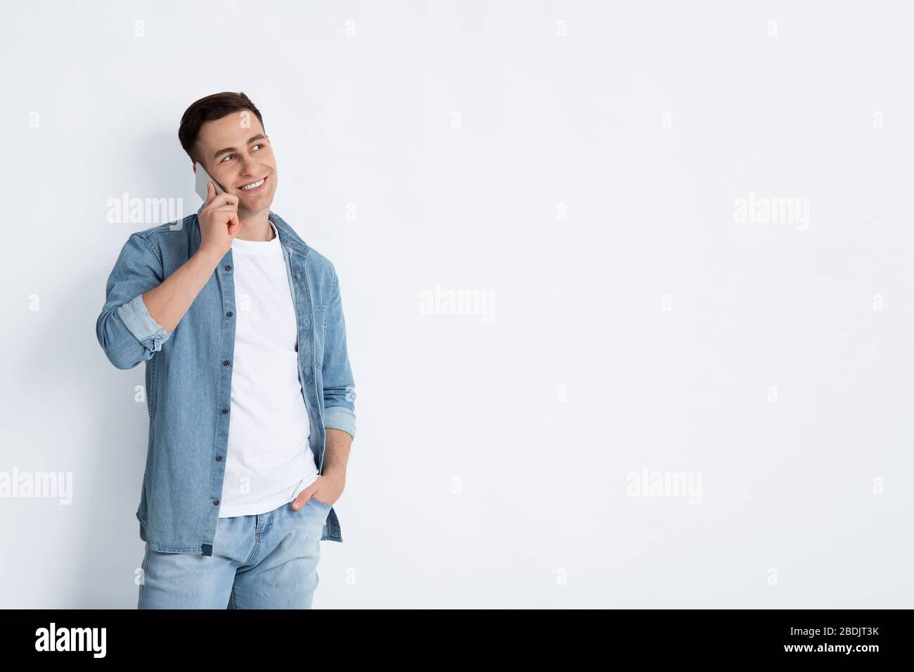 Mann mit Hand in der Tasche telefonieren Stockfoto