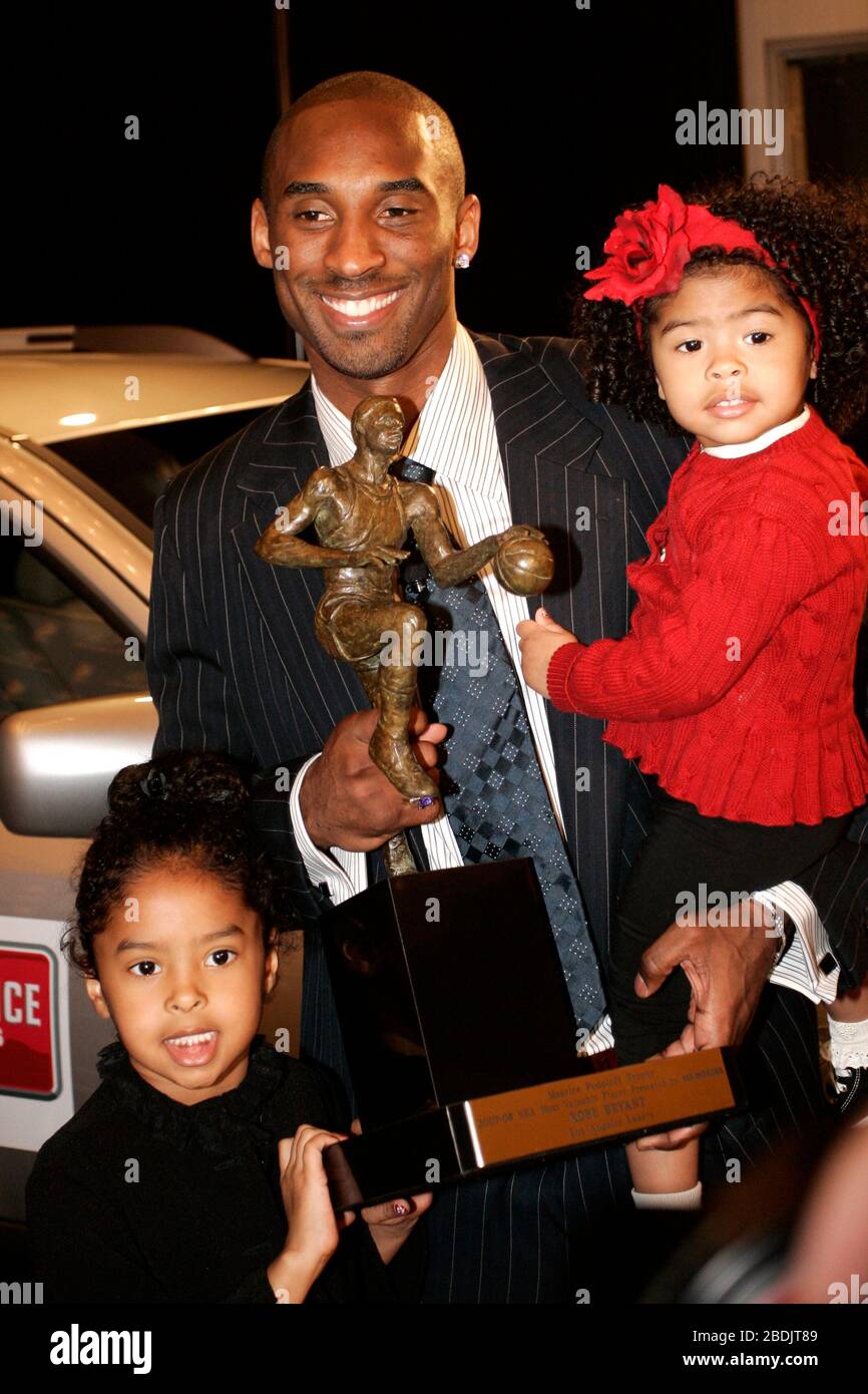 06. Mai 2008 - Los Angeles, CA, USA Los Angeles Lakers Guard KOBE BRYANT mit seinen beiden Töchtern NATALIA, Alter 5, und GIANNA, Alter 2, wurde am Dienstag, 6. Mai 2008 auf einer Pressekonferenz in Los Angeles Credit mit dem NBA Most Valuable Player Award 2008 ausgezeichnet: Jonathan Alcorn/ZUMAPRESS.com/Alamy Live News Stockfoto