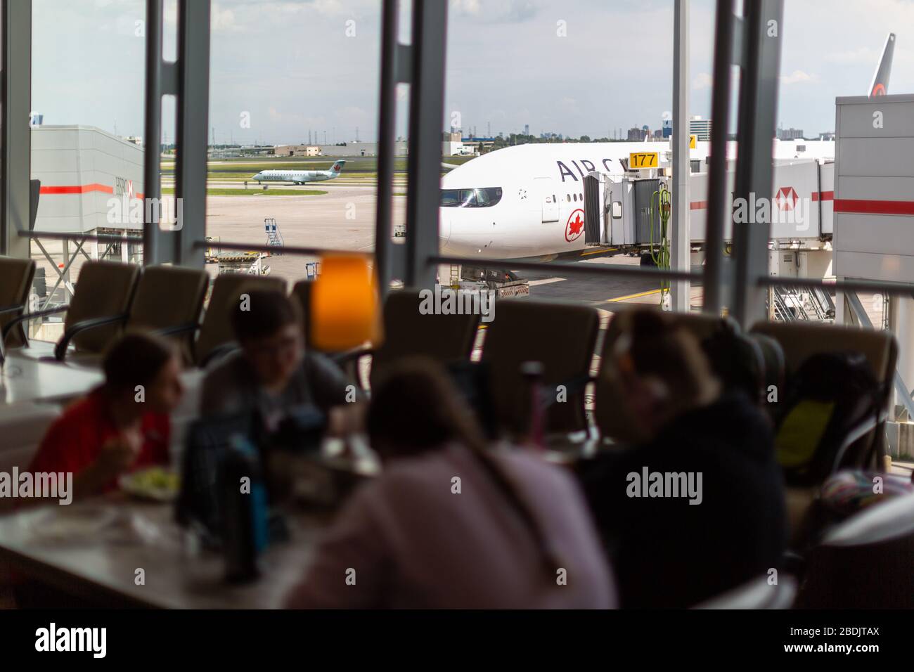 Toronto, Kanada - 30. Juli 2019. Passagiere warten in der Abflughalle am internationalen Flughafen Pearson. Stockfoto