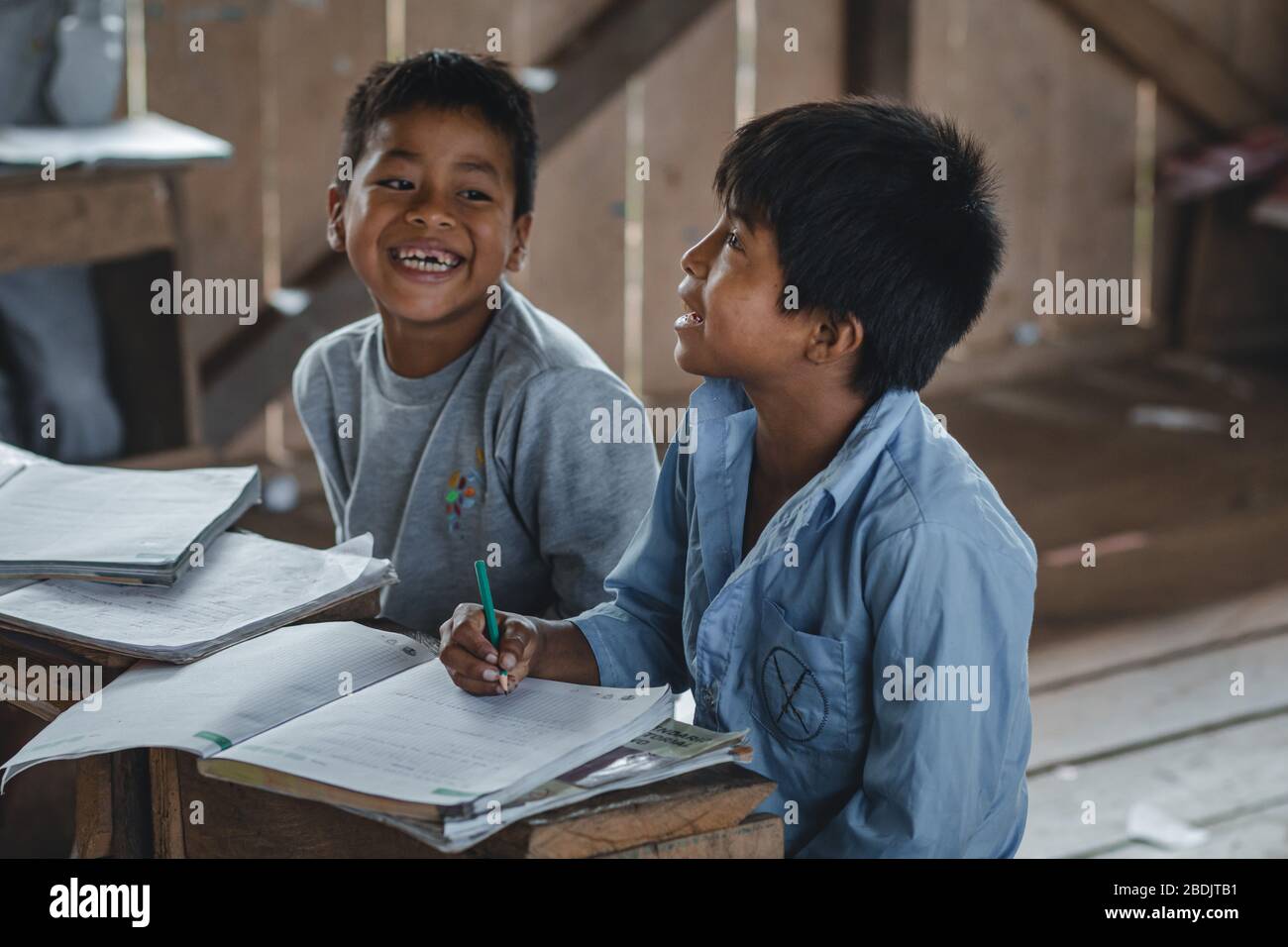 Indigene Kinder lernen, Shiwiar Territory, Ecuador Stockfoto