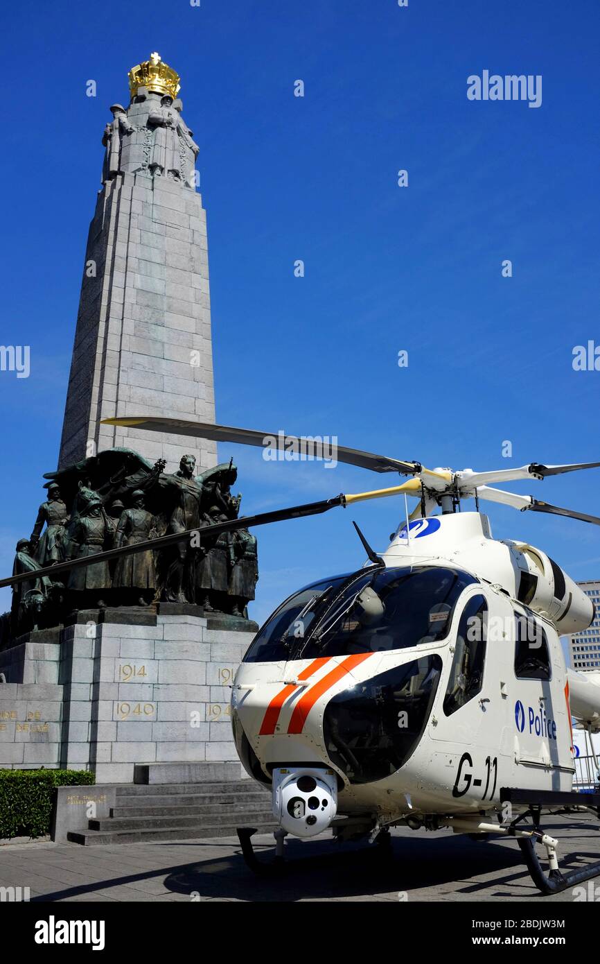 Polizeihubschrauber-Anzeige auf dem Platz Poelaert Platz mit Denkmal der belgischen Infanterie (Monument a la Gloire de l'Infanterie Belge) im Hintergrund während der Feier des belgischen Nationalfeiertags.Brüssel.Belgien Stockfoto