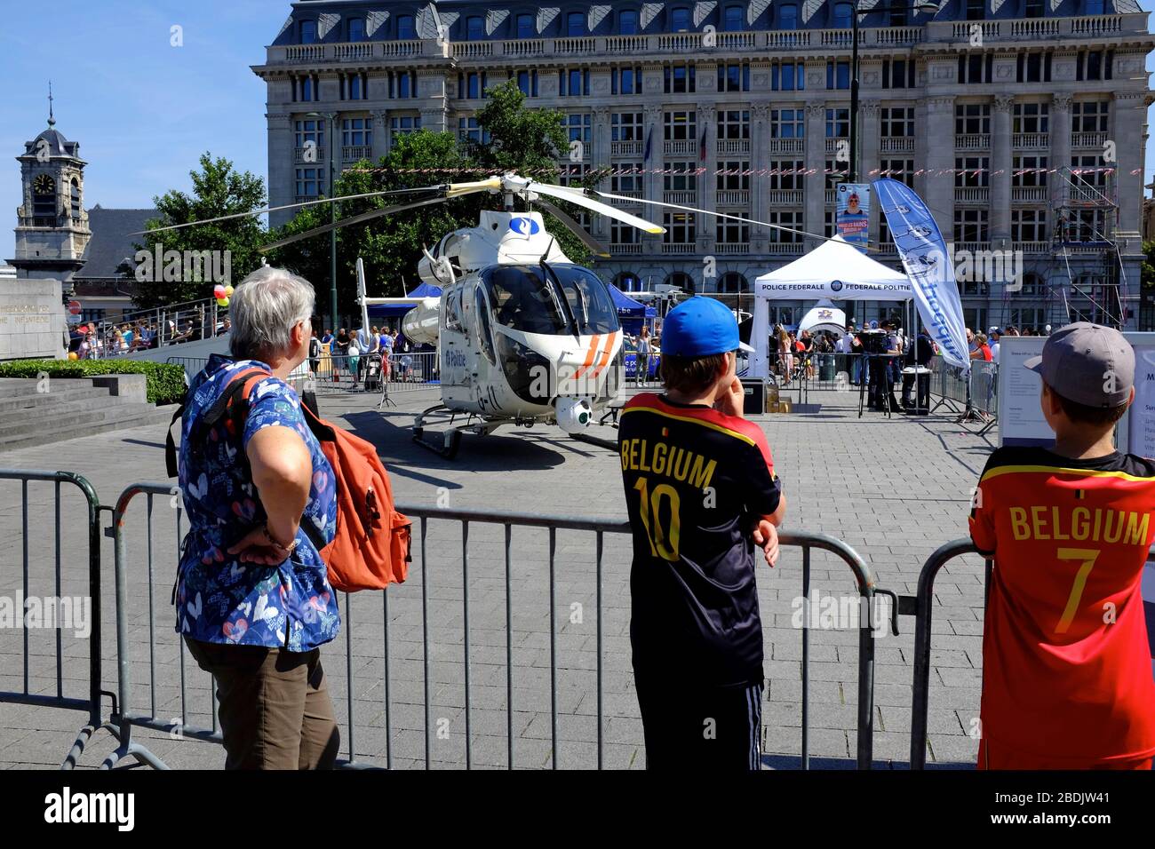 Polizeihubschrauber-Display im Platz Poelaert Platz mit Justizpalast / Gerichtsgebäude im Hintergrund während der belgischen Nationalfeiertag.Brüssel.Belgien Stockfoto