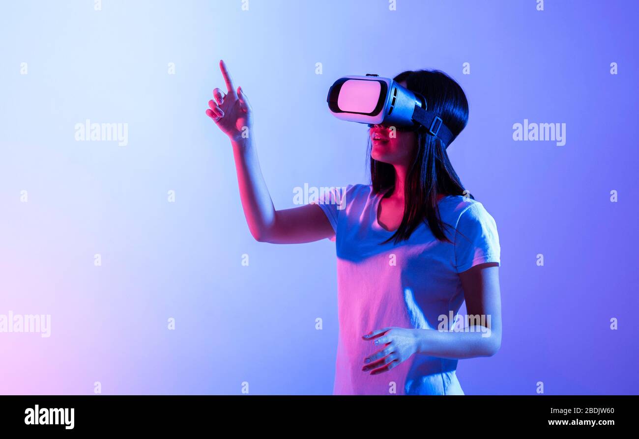 Mädchen in der virtuellen Realität sieht eine Brille auf Stockfoto