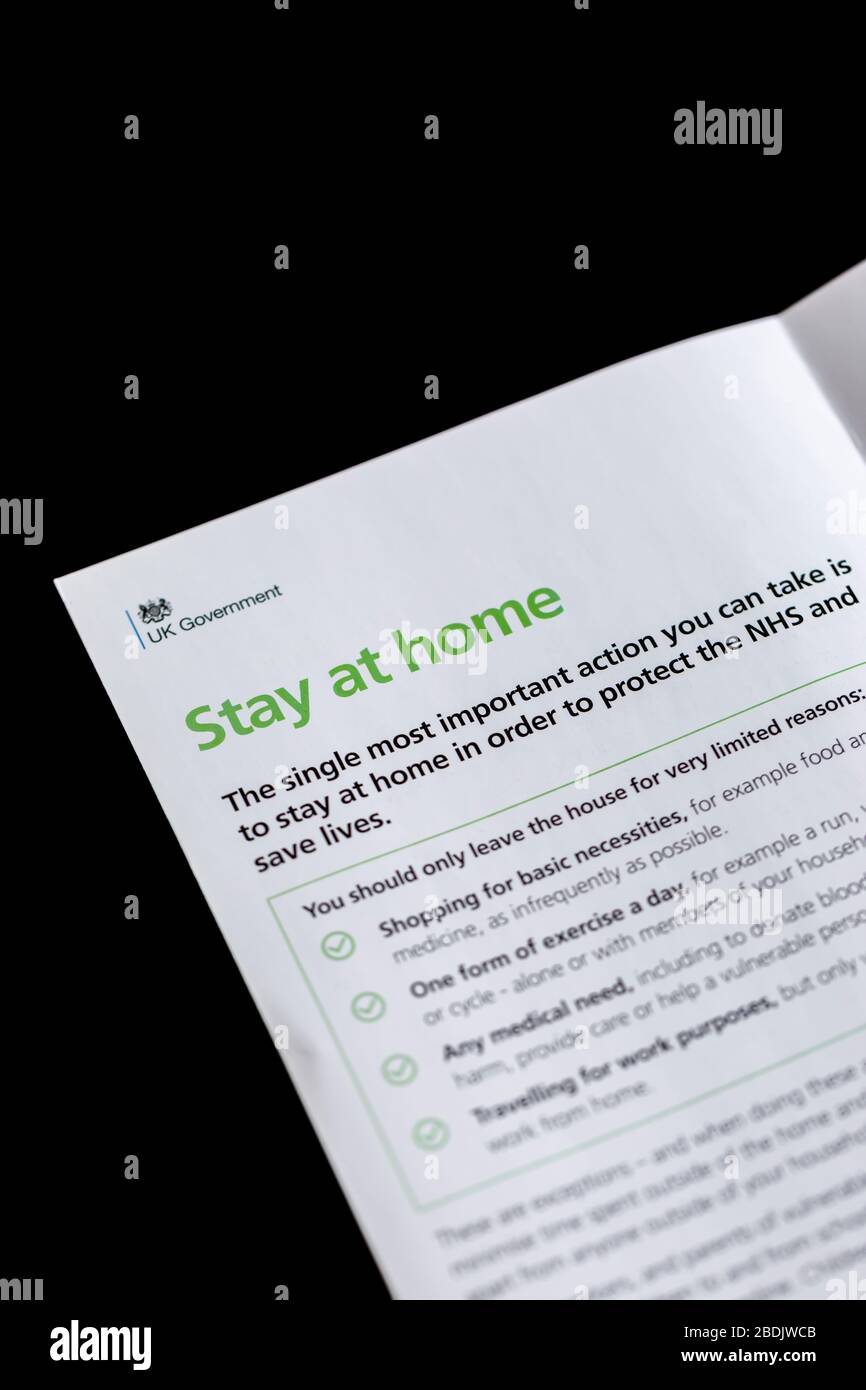 Sicherheitsmitteilung des Coronavirus von der britischen Regierung in einem Brief und einer Broschüre, die zu jedem Haus veröffentlicht wurde: Anweisungen, zu Hause zu bleiben Stockfoto