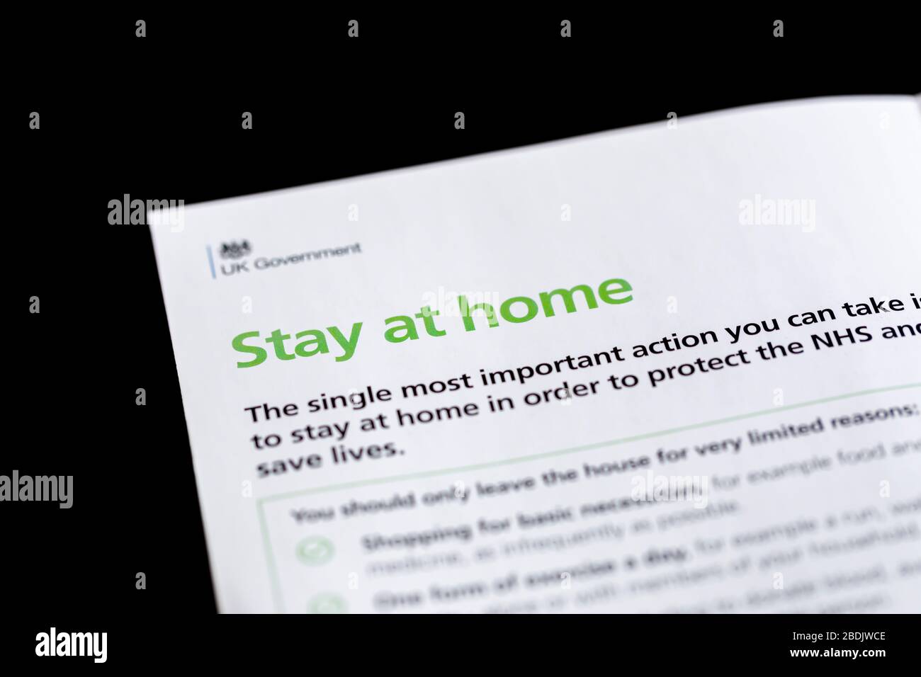Sicherheitsmitteilung des Coronavirus von der britischen Regierung in einem Brief und einer Broschüre, die zu jedem Haus veröffentlicht wurde: Anweisungen, zu Hause zu bleiben Stockfoto