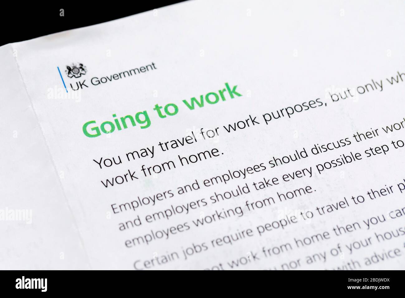 Coronavirus Nachricht der britischen Regierung in einem Brief und einer Broschüre, die an jedem Haus veröffentlicht wurde und die die Regeln für die Arbeit und die Reise aufführt Stockfoto
