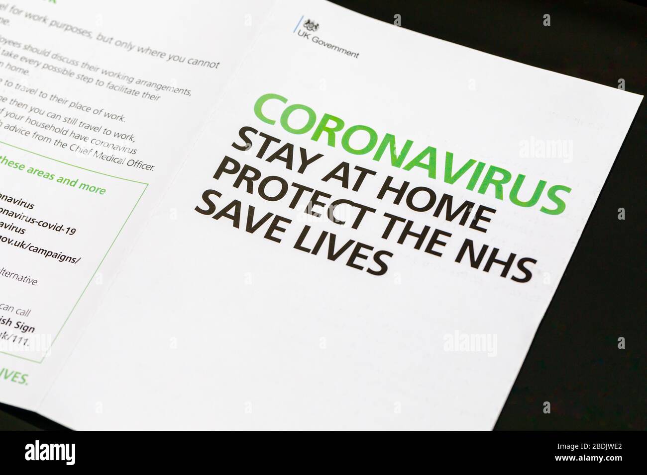 Coronavirus Broschüre mit einer Nachricht der britischen Regierung in einem Brief an jedes Haus veröffentlicht: Bleiben Sie zu Hause, schützen Sie die NHS, retten Sie Leben Stockfoto