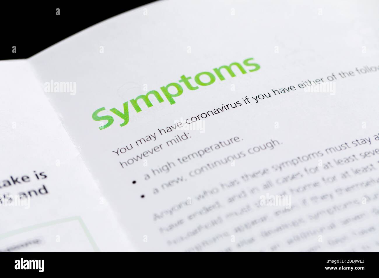 Coronavirus Nachricht von der britischen Regierung in einem Brief und einer Broschüre, die in jedem Haus veröffentlicht wurde und Einzelheiten zu den Symptomen der Infektion enthält Stockfoto