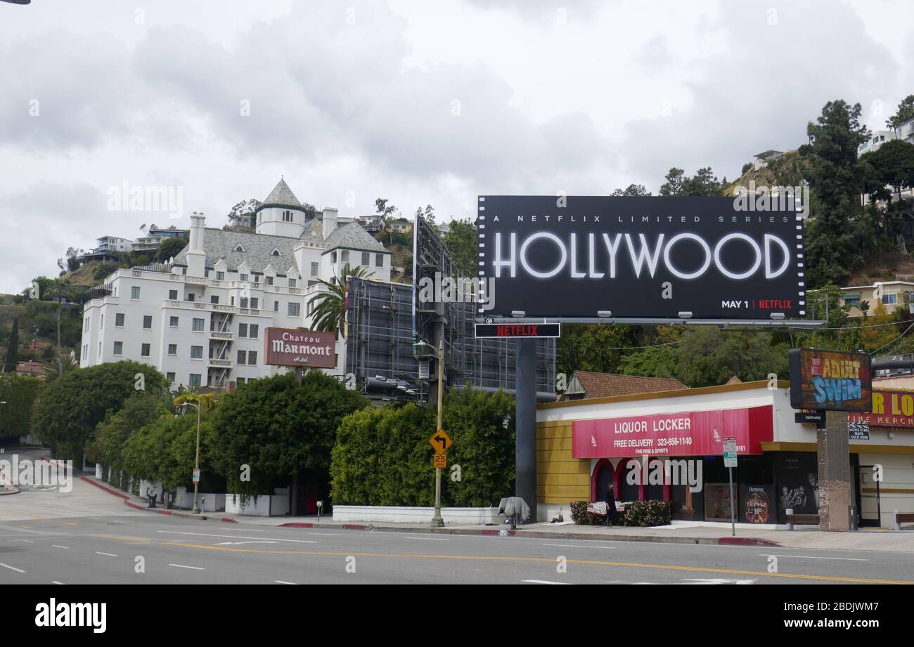 Los Angeles, Kalifornien, USA 8. April 2020 EINE allgemeine Ansicht der Atmosphäre von leerem Sunset Blvd und Chateau Marmont Hotel, wie CDC empfiehlt, Menschen tragen Gesichtsmasken in der Öffentlichkeit aufgrund des Ausbruchs von Coronavirus, während Menschen soziale Distanzierung während des Aufenthalts zu Hause Ordnung am 8. April üben, 2020 in Los Angeles, Kalifornien, USA. Foto von Barry King/Alamy Stock Photo Stockfoto