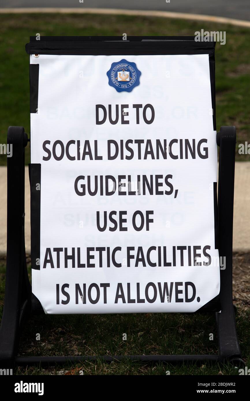Carol Stream, Illinois, USA. Ein Schild in der Nähe der Sportplätze der High School unterstreicht die Reaktion auf die Coronavirus Pandemie in den USA. Stockfoto