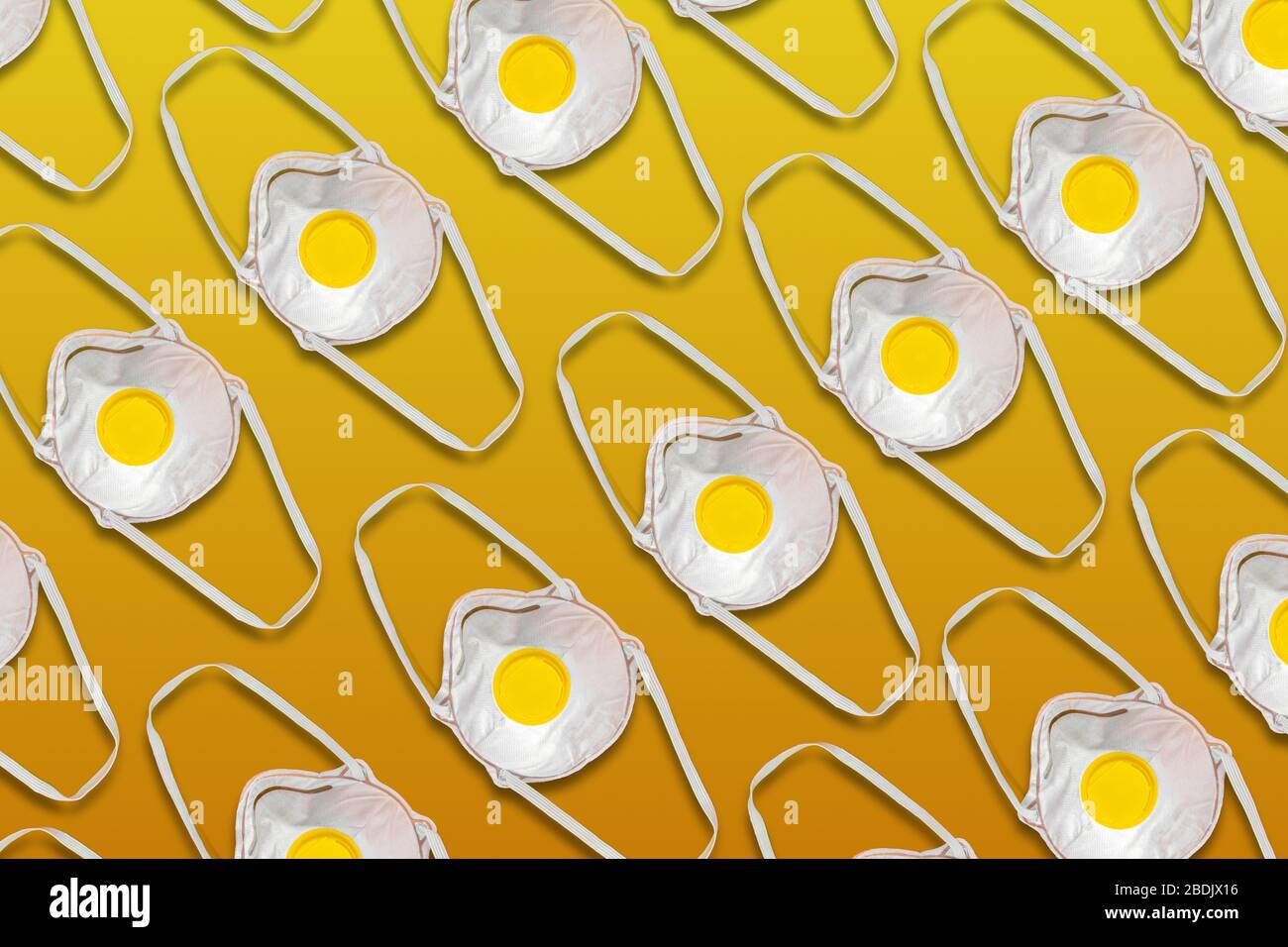 N95 Atemschutzmasken und chirurgische Masken, Gesichtsmasken auf gelbem Hintergrund Stockfoto