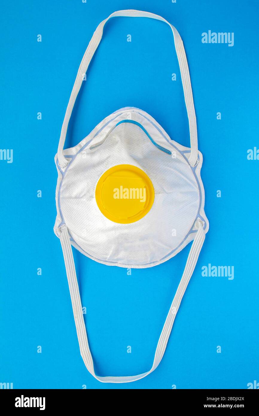 N95 Atemschutzmaske und chirurgische Maske, Gesichtsmaske auf blauem Hintergrund Stockfoto