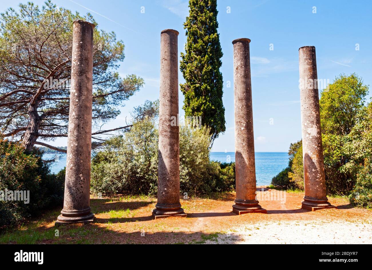 Säulenruinen im Waldpark Punta Corrente, Rovinj, Kroatien Stockfoto