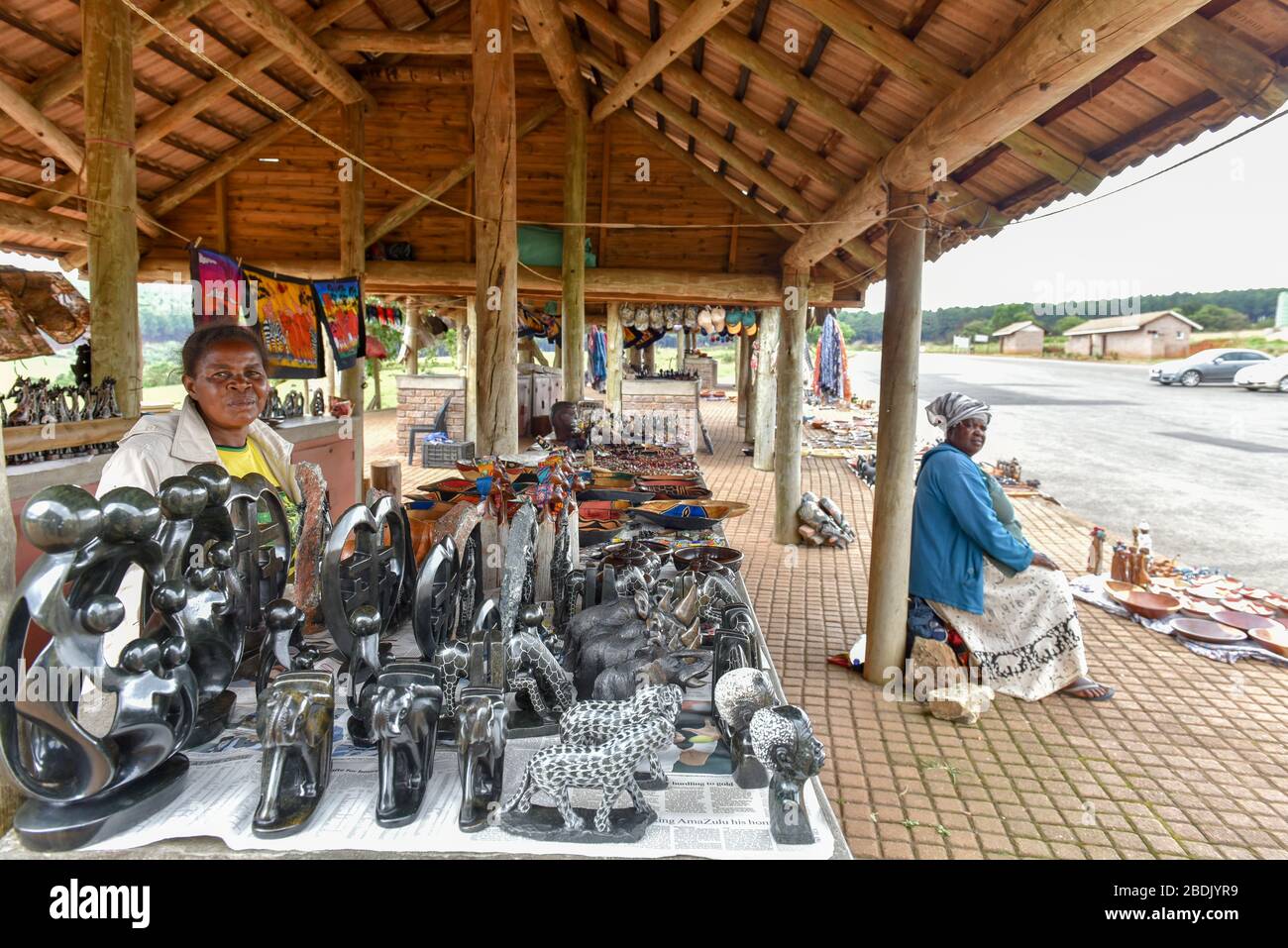 Afrikanerin verkauft Handarbeit in Mpumalanga, Südafrika Stockfoto