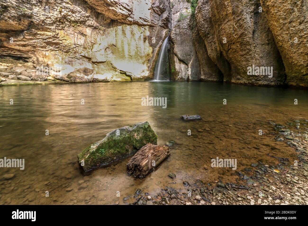 Kleiner versteckter Wasserfall in tiefer Schlucht Stockfoto