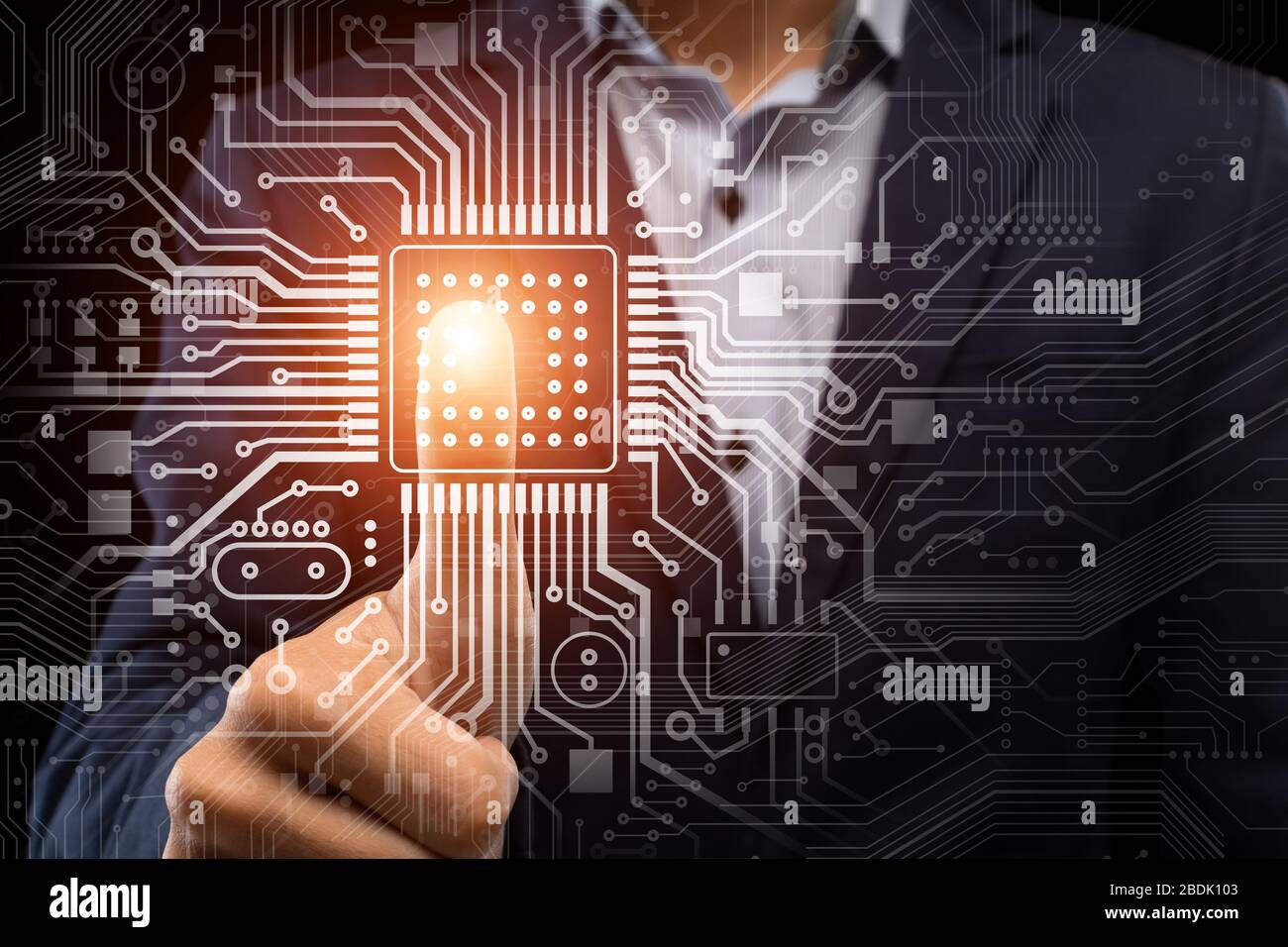 Fortschrittliche Technologien. Geschäftsmann treibt glänzende zentrale Verarbeitungseinheit auf die virtuelle Hauptplatine, Collage Stockfoto