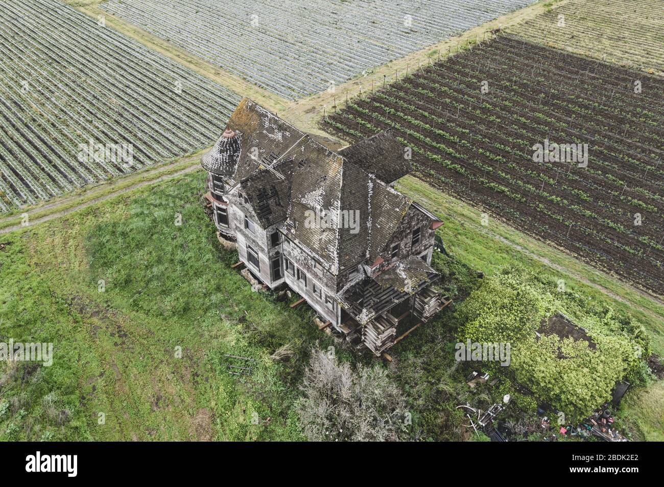 Ein verlassenes Herrenhaus in Central Farmland California Stockfoto